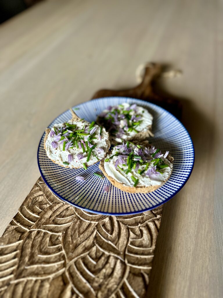 Brot mit Schnittlauchblüten dekoriert